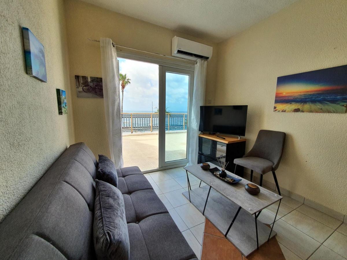 Poseidon 51 - Beachfront Two Bedroom Apartment Paphos Exterior photo