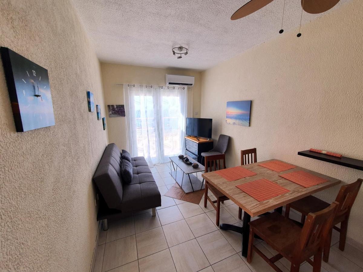 Poseidon 51 - Beachfront Two Bedroom Apartment Paphos Exterior photo